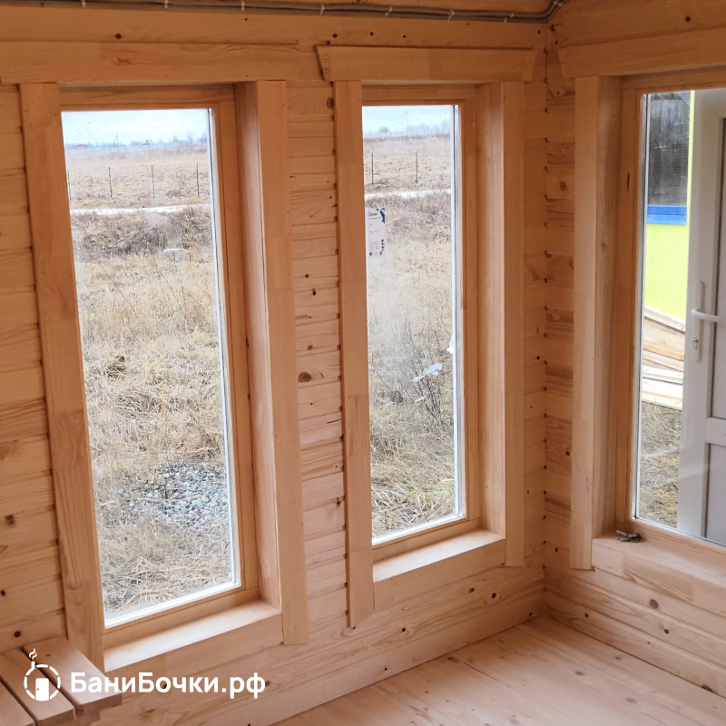 Высокие окна в комнате отдыха